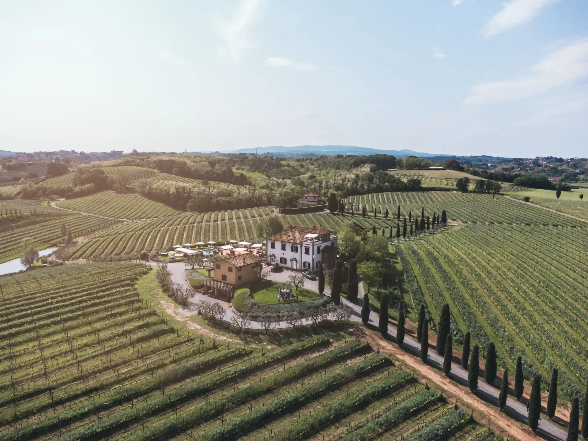 Campi coltivati e casale tra le colline