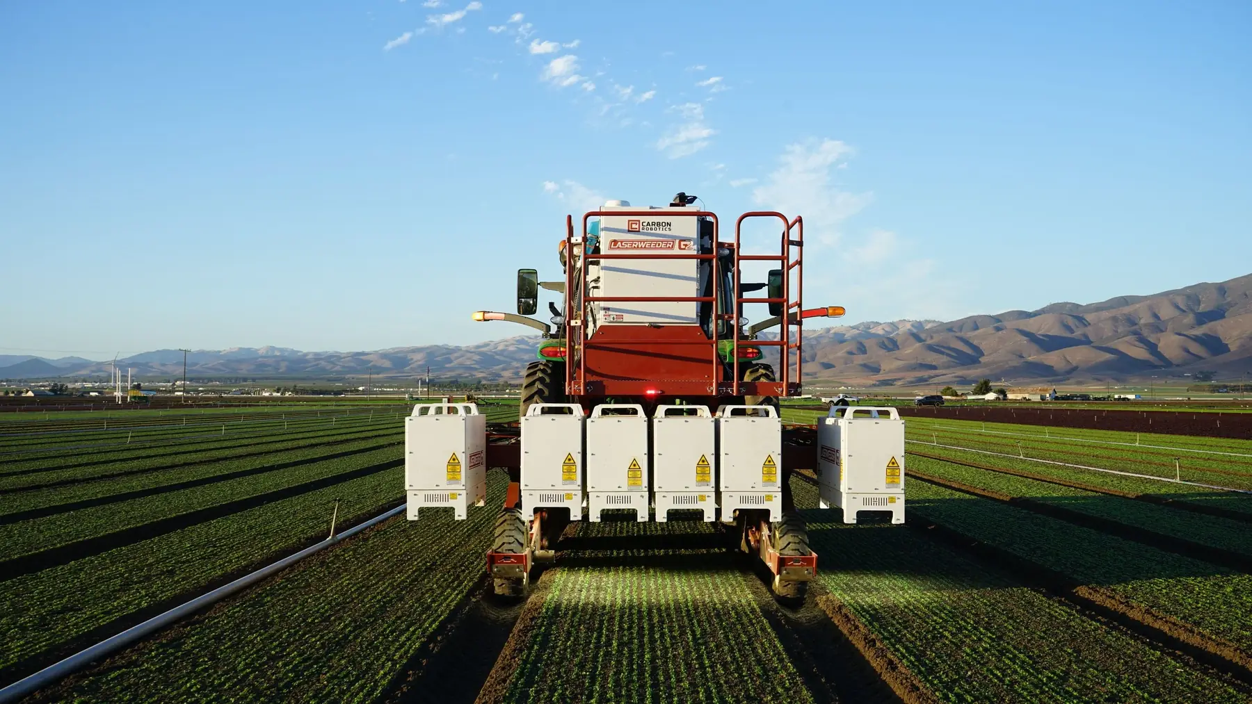 LaserWeeder G2 al lavoro su file di orticole, montato dietro al trattore